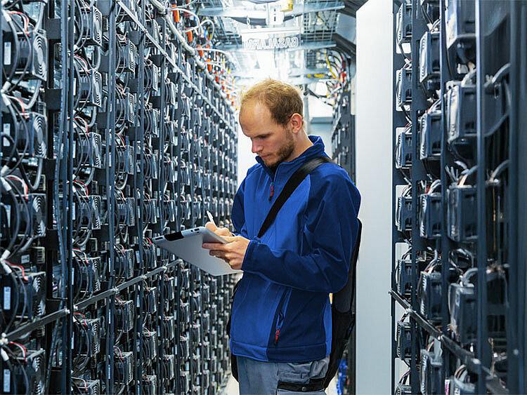 JUWI-Mitarbeiter bei der Arbeit im Batteriespeicher.